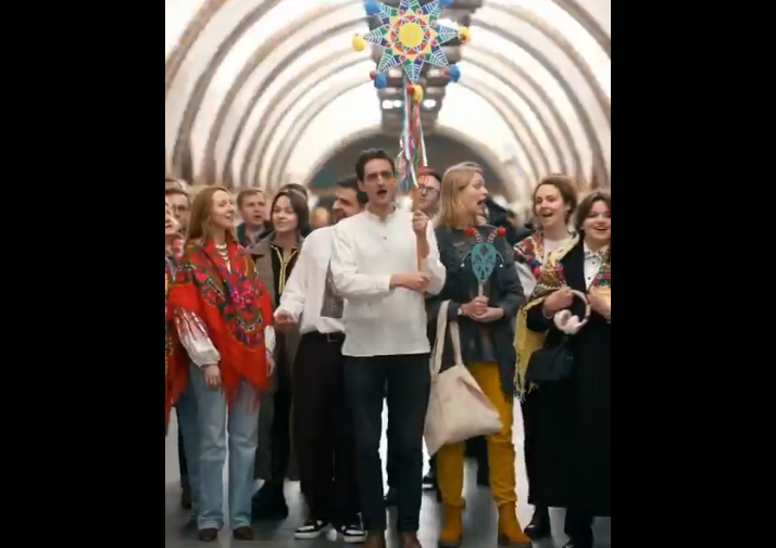 Посольства Британії, Німеччини та Франції заспівали "Щедрика" у київському метро. ВІДЕО