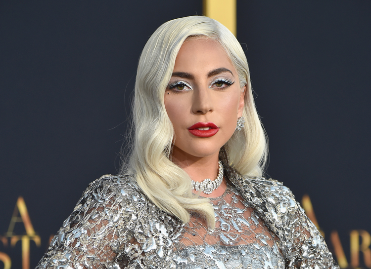 Леди Гага призналась, что в 19 лет ее изнасиловал продюсер и бросил ее беременной 