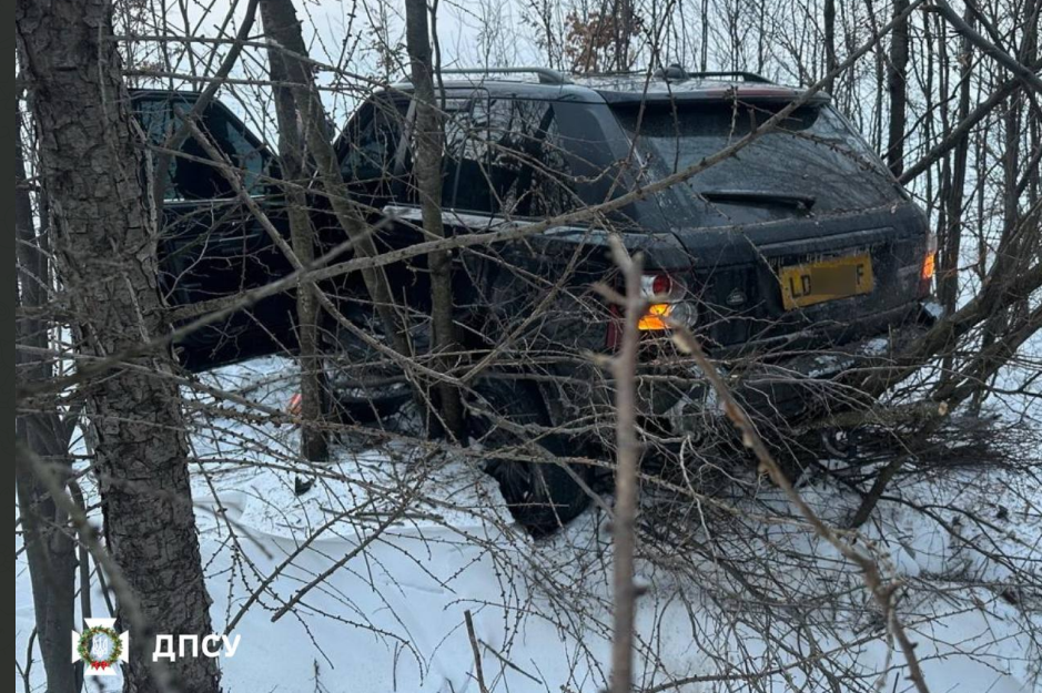 На Буковині автомобіль при спробі перетнути кордон наїхав на прикордонника