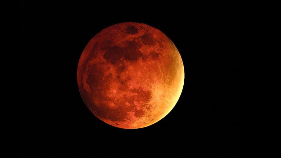 Небесное шоу: сегодня можно наблюдать за "кровавым" суперлунием и полным затмением Луны. Трансляция редкого явления