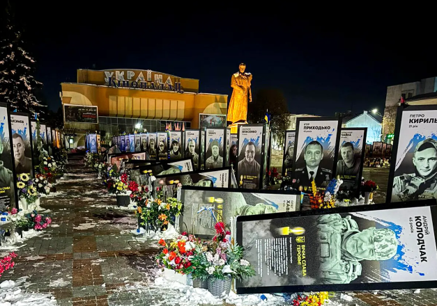 «Дратують, бо нагадують про війну»: у Рівному жінка перекинула портрети полеглих захисників