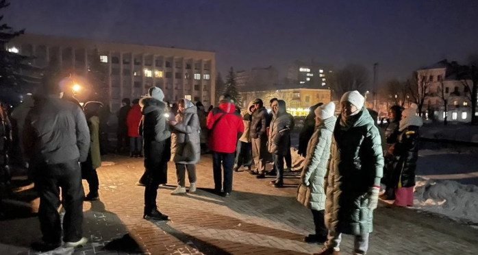 У центрі Хмельницького під час мітингу через відключення світла чоловік погрожував гранатою