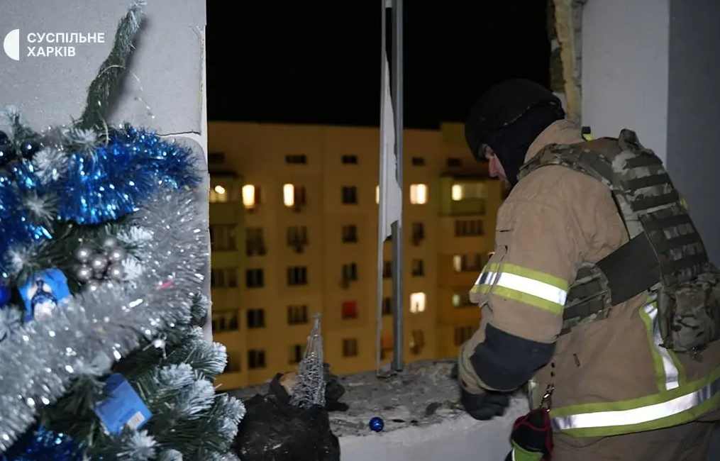 У Харкові росіяни вдарили з повітря по гуртожитку з переселенцями, лікарні та пологовому будинку У Харкові росіяни вдарили з повітря по гуртожитку з переселенцями, лікарні та пологовому будинку