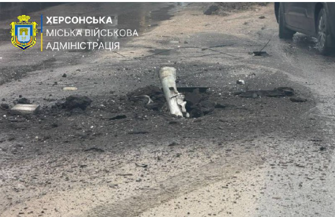 Росіяни вдарили по маршрутці у Херсоні: є жертва та поранені