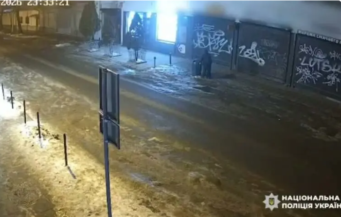 У поліції показали кадри, як підозрювана в теракті закладала вибухівку у Львові