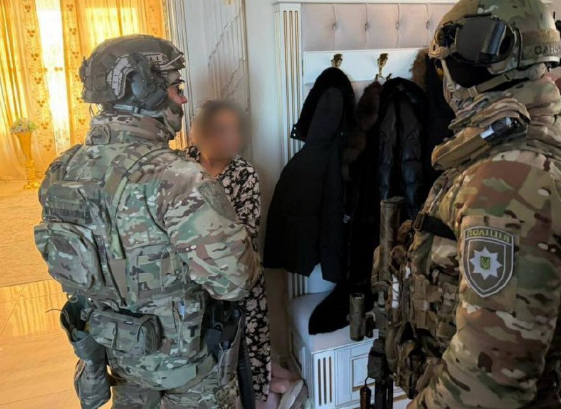 У Києві викрили "спадкових ясновидиць", які обманом виманили у родин загиблих та зниклих безвісти військових 1,4 млн гривень