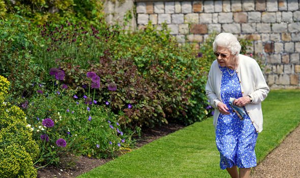 Елизавета II посадила новый вид роз в честь 100-летнего юбилея принца Филиппа