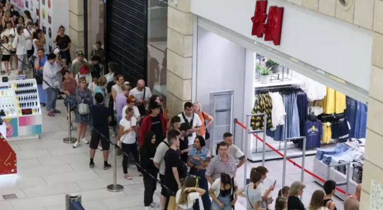 У Росії торгують місцями у черзі на вхід до магазинів H&M