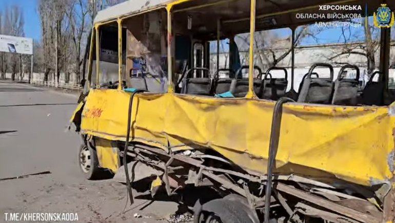 Російські терористи спрямували безпілотник на автобус в Херсоні