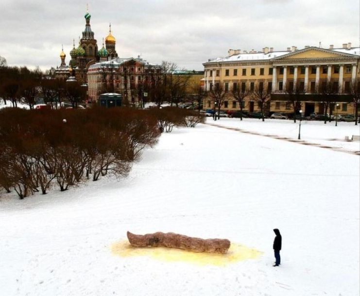 У Санкт-Петербурзі затримали художника, який зліпив на Марсовому полі інсталяцію у вигляді купки лайна