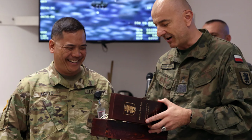 Генерал зі США отримав струс мозку в Києві після літра випитої чачі, а потім загубив секретні документи 