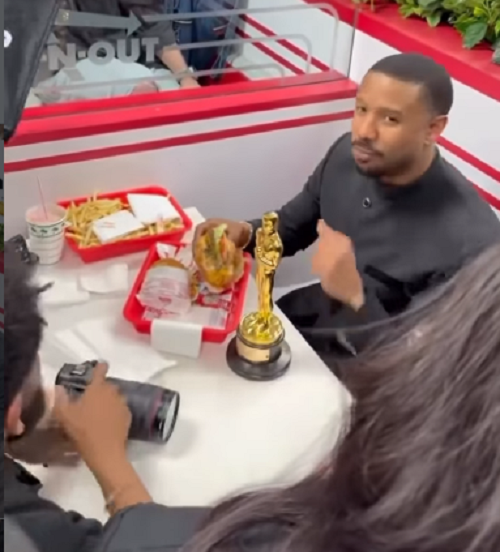 Майкл Б. Джордан підкорив Мережу, завітавши до закладу швидкого харчування зі статуеткою Оскар