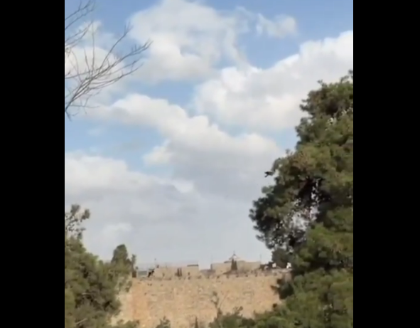 Іран атакував Ізраїль балістичними ракетами, уламки впали поблизу Стіни плачу. ВІДЕО