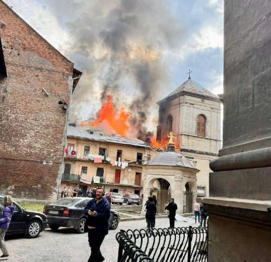 У центрі Львова дрон влучив у будинок