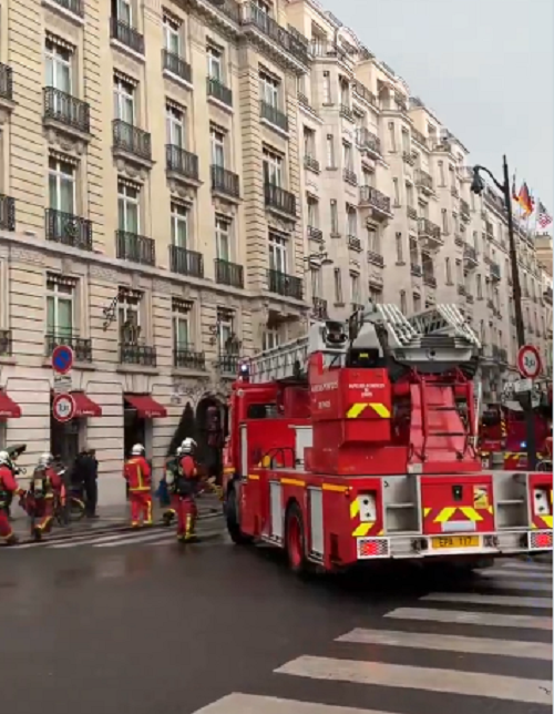 У Парижі гасять пожежу в елітному готелі поруч з Єлисейським палацом
