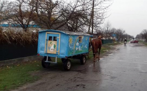 У Рівненській області дітей возять до садочка в кінному фургоні з фанери
