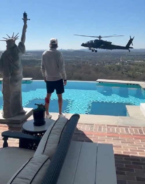 Гегсет не став звільняти пілотів гелікоптера, які літали над басейном шанувальника Трампа