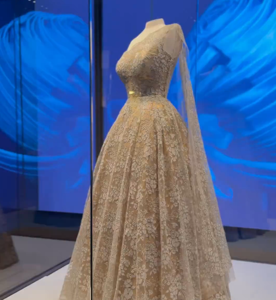 Король Чарльз та королева Камілла відвідали відкриття виставки моди на честь королеви Єлизавети II