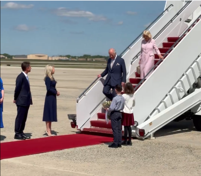 Королева Камілла прибула у Вашингтон у стильній рожевій сукні від Dior та з особливою прикрасою