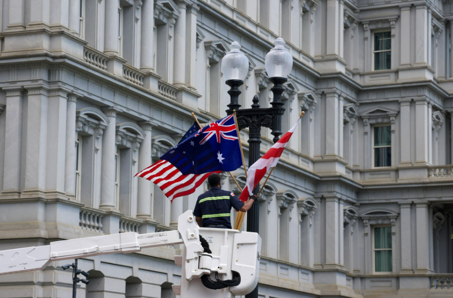 Короля Чарльза в США ледь не зустріли з прапором Австралії, замість британського