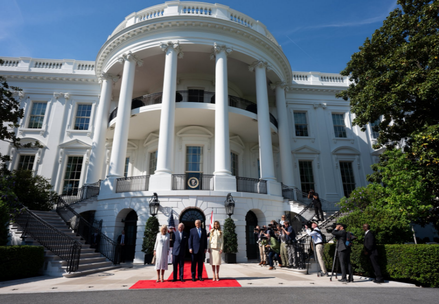 Меланія Трамп у ніжно жовтому двобортному костюмі зустрілася з королем і королевою Британії