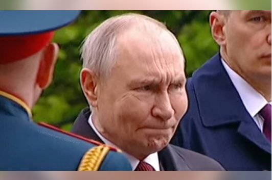Постарів та опух. Виникли нові запитання про  здоров’я Путіна після його появи на параді — Daily Mail
