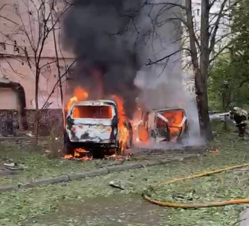 РФ атакувала Одесу: уламки дрона впали на дах будинку, горять автомобілі. Є постраждалі 