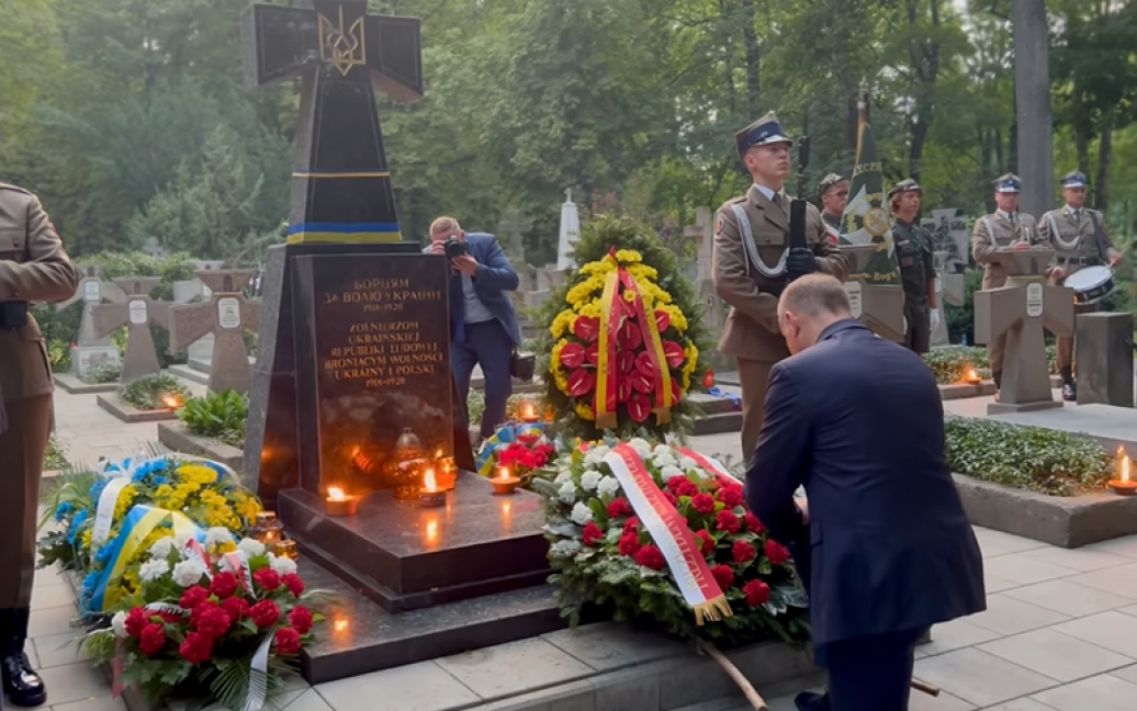 Анджей Дуда став на коліна перед пам'ятником бійцям УНР