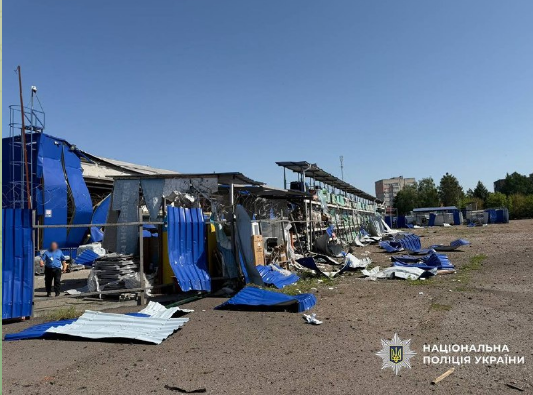 Ворог вдарив балістичною ракетою по центру Прилук: 2 загиблих, 17 поранених Ворог вдарив балістичною ракетою по центру Прилук: 2 загиблих, 17 поранених