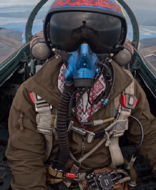Під Червону руту. Пілот Air Hooligan піднявся в небо у вишиванці та привітав українців зі святом