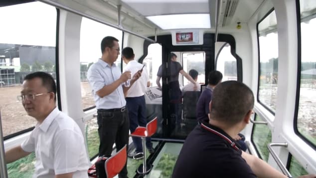 В Китае запустили подвесной поезд со стеклянным дном – CNN