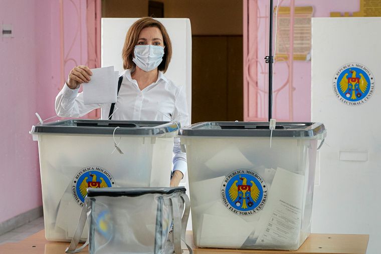 В Молдове на выборах в парламент по предварительным данным побеждает партия Майи Санду