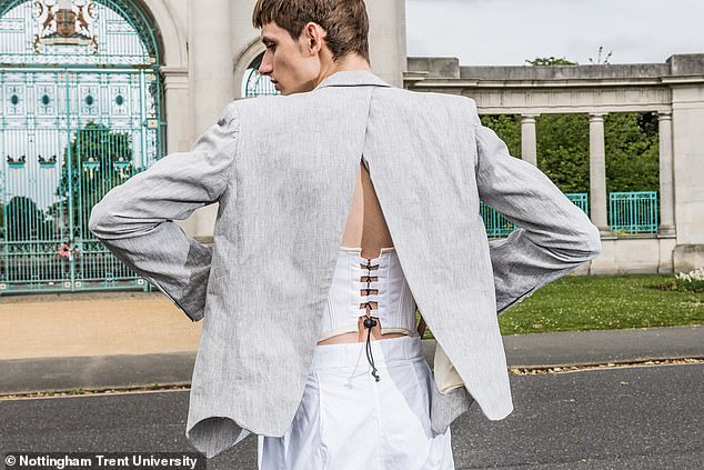 Daily Mail: Чешский дизайнер предложил мужчинам носить корсеты