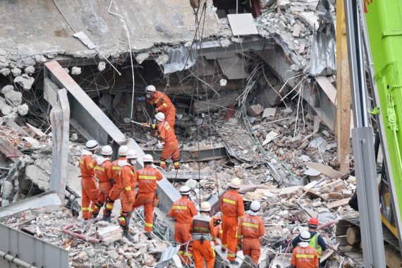 В Китае обрушилось здание отеля, люди остались под завалами. ВИДЕО