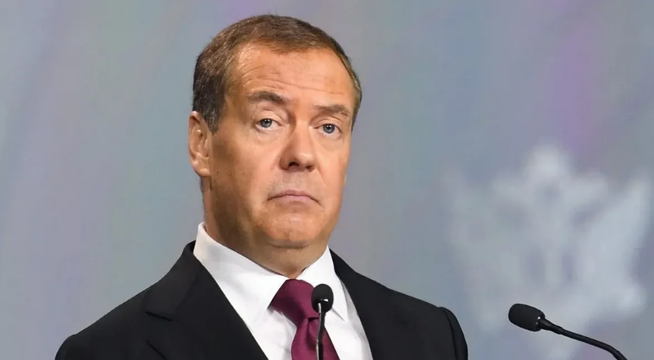 Медведєв опублікував ШІ-відео, на якому "знищує" портрети Мерца, Стармера і фон дер Ляєн у шредері Медведєв опублікував ШІ-відео, на якому "знищує" портрети Мерца, Стармера і фон дер Ляєн у шредері