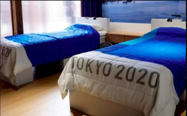 Участник Олимпиады испытал картонную антисекс-кровать