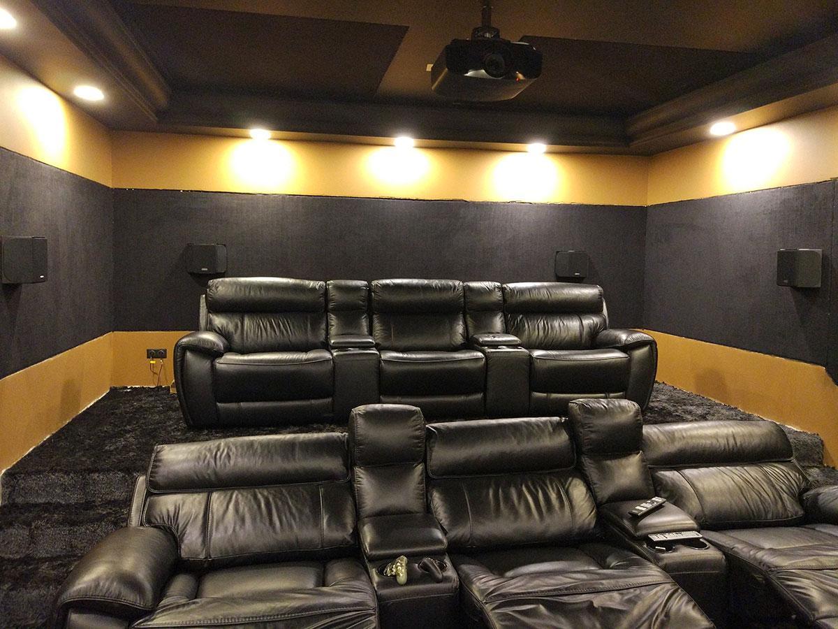 Кресла-реклайнеры – это необходимый атрибут для комфорта в домашнем кинотеатре