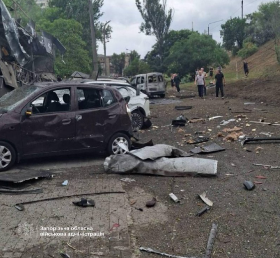 Росіяни вдарили по багатоповерхівці в Запоріжжі, під завалами є люди Росіяни вдарили по багатоповерхівці в Запоріжжі, під завалами є люди
