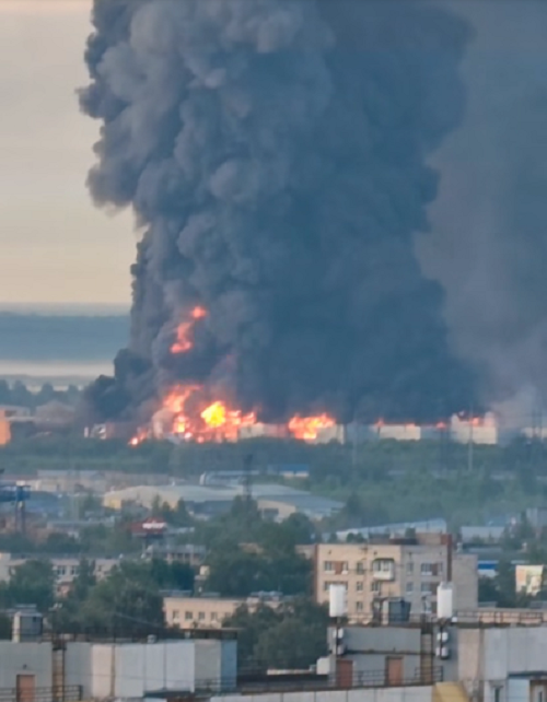 Сили оборони уразили важливе воєнне підприємство в російському Кірові та нафтовий обʼєкт на відстані майже 1350 кілометрів, - Зеленський 