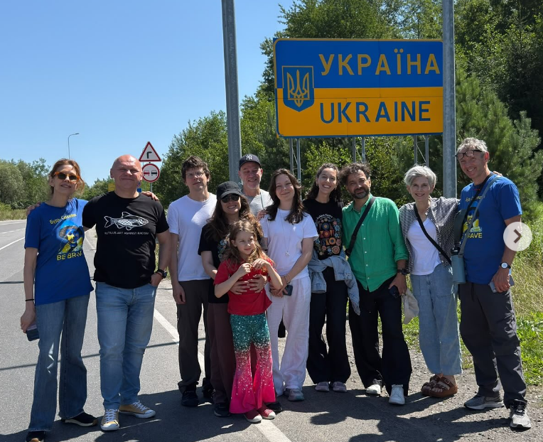 Знаменитий голлівудський актор Джессі Айзенберг волонтерить на Львівщині