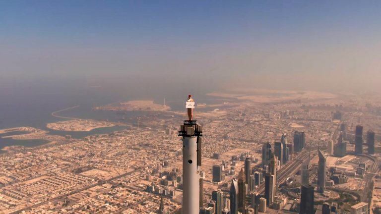 На высоте 828 метров: стюардесса забралась на вершину Бурдж-Халифа для съемок рекламы эмиратской авиакомпании 