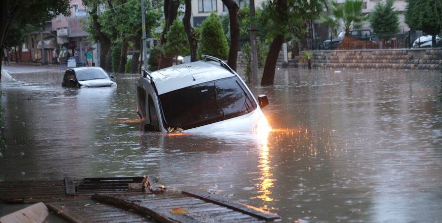 После лесных пожаров в Турции начались катастрофические наводнения