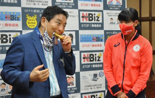 Олимпийской чемпионке заменят медаль, которую укусил японский мэр