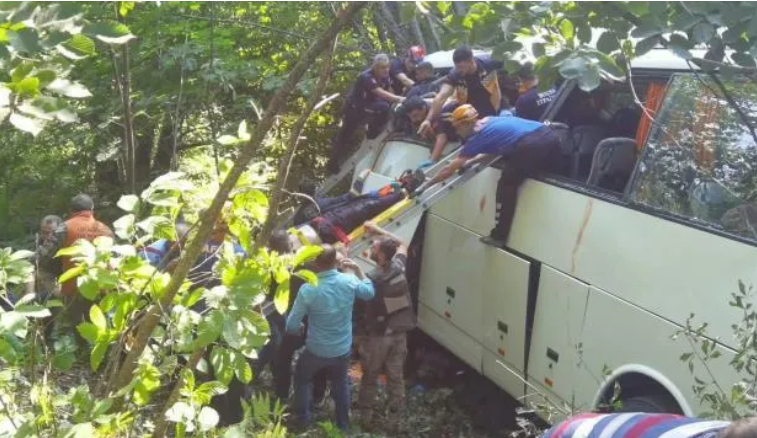 У Туреччині автобус з туристами впав у провалля