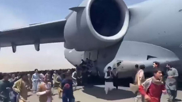 Появилось видео попытки афганца улететь на фюзеляже самолета