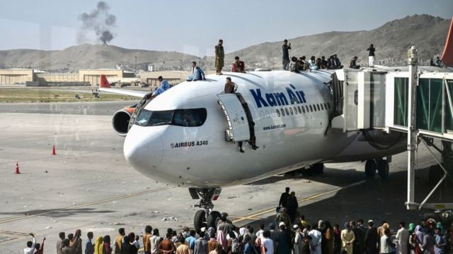 В аэропорту Кабула погибли минимум 40 человек – СМИ