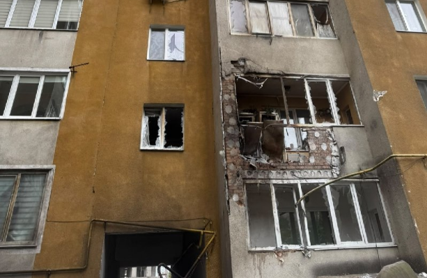 У Хмельницькому дрон влучив у багатоповерхівку 
