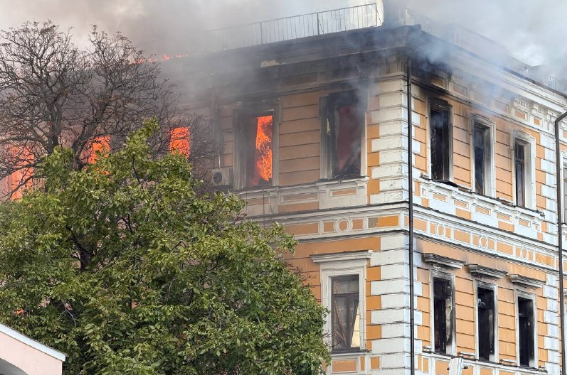У центрі Києва дрон РФ влучив у будівлю Національної академії наук, є загиблі і поранені