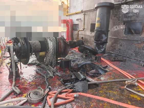 Росія вчергове атакувала цивільне судно у Чорному морі: одна людина загинула, ще семеро постраждали Росія вчергове атакувала цивільне судно у Чорному морі: одна людина загинула, ще семеро постраждали