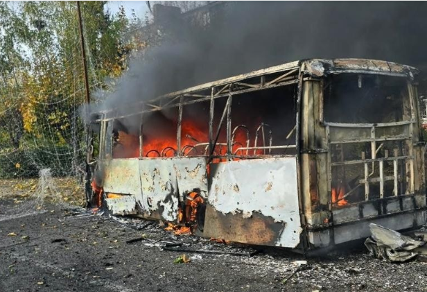 Рашисти вдарили по автобусу у Краматорську: 12 людей загинули